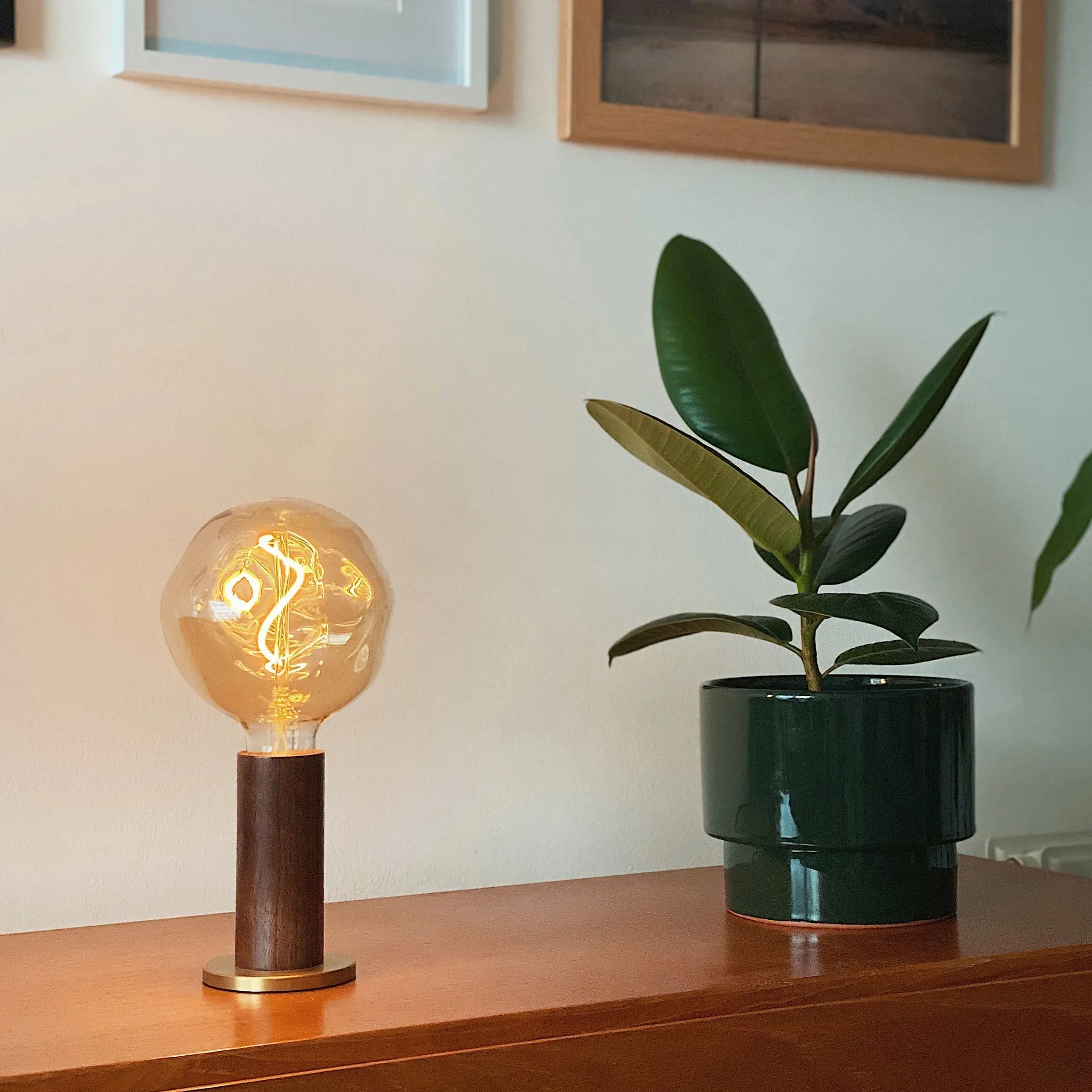 Knuckle Table Lamp in Walnut   Voronoi I